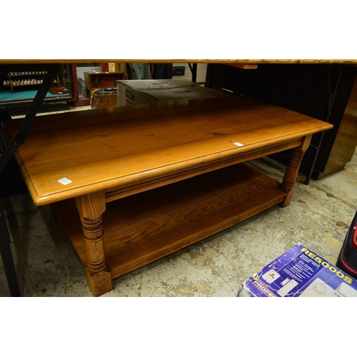 147 - An oak coffee table.