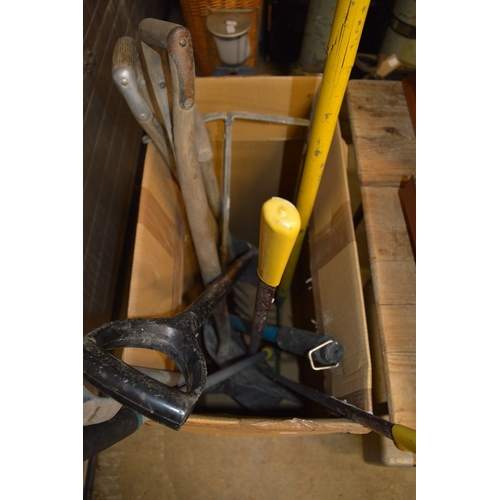 169 - Various gardening tools.