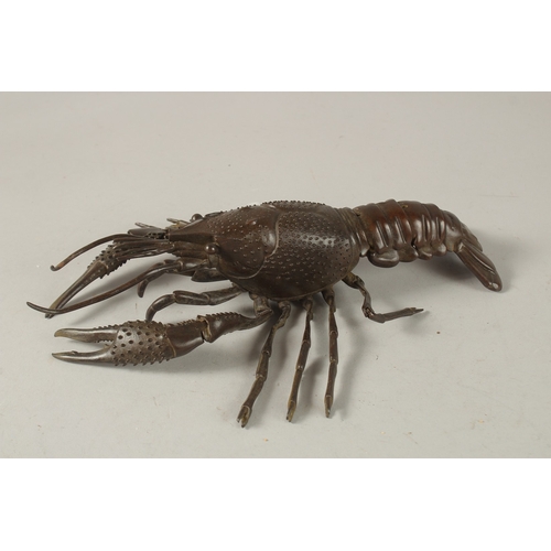 30 - A LARGE ARTICULATED BRONZE OKIMONO OF A LOBSTER, 25cm long.