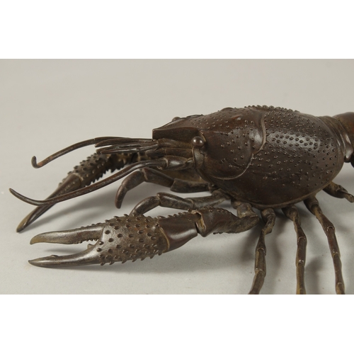 30 - A LARGE ARTICULATED BRONZE OKIMONO OF A LOBSTER, 25cm long.