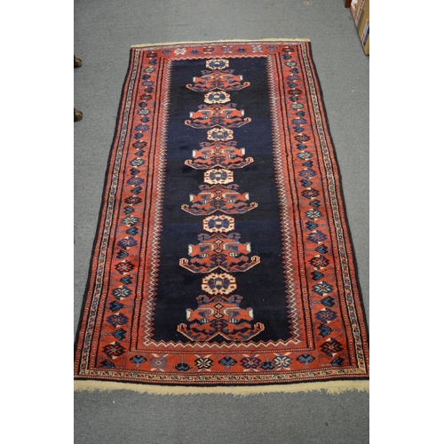 1005 - A PERSIAN DESIGN CARPET, 175cm x 100cm.