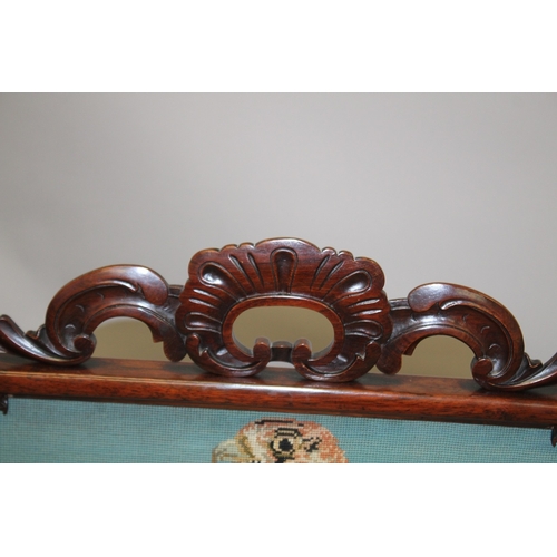 1026 - A GOOD VICTORIAN ROSEWOOD FIRESCREEN with carved cresting, turned side columns, on carved legs, the ... 