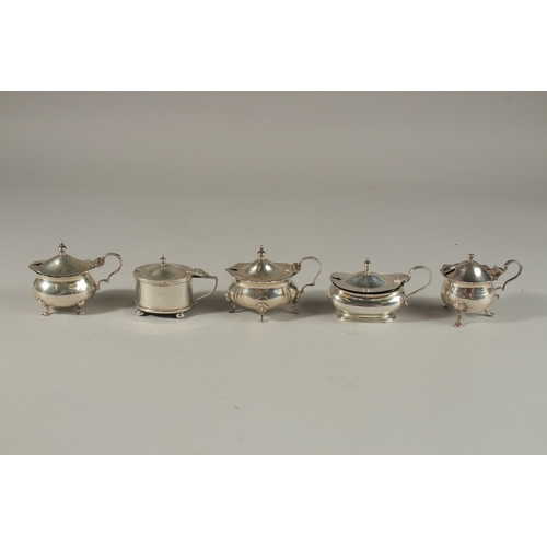 1807 - FIVE VARIOUS SILVER MUSTARD POTS with sapphire blue liners. Various dates.  8ozs.