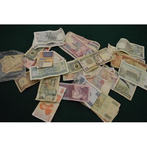 1094 - A quantity of foreign bank notes.