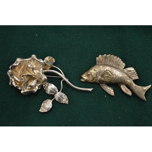 1095 - Two silver brooches.