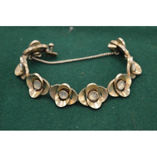 1096 - A silver and moon stone style bracelet.