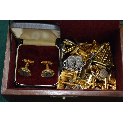 1105 - Quantity of gentleman's cufflinks.