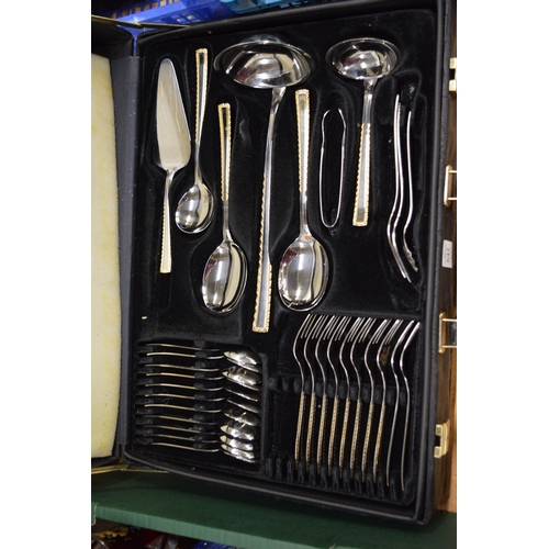 642 - A twelve place canteen of cutlery.