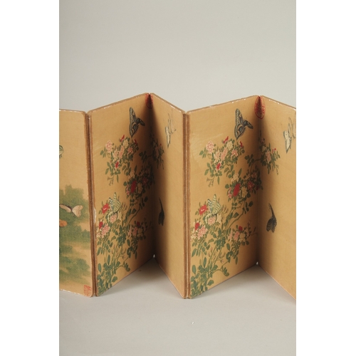 100 - A CHINESE FOLDING FLOWER BOOK.