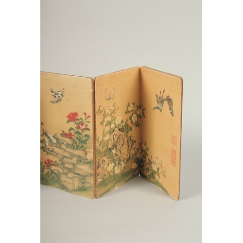 100 - A CHINESE FOLDING FLOWER BOOK.