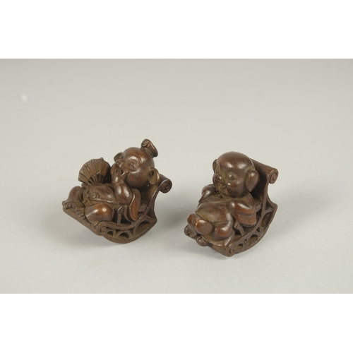 114 - A PAIR OF JAPANESE BRONZE PIGS. 4.5cms.