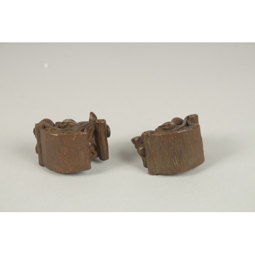 114 - A PAIR OF JAPANESE BRONZE PIGS. 4.5cms.