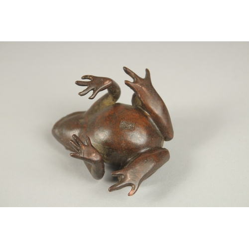 115 - A JAPANESE BRONZE FROG. 5cms.