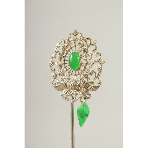 126 - A CHINESE SILVER AND JADE HAIR PIN.