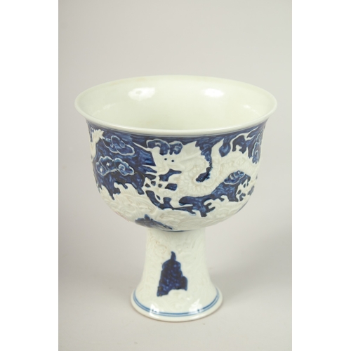 142 - A CHINESE BLUE AND WHITE DRAGON STEM CUP. 17cms high.