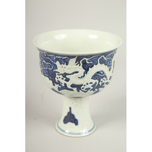 142 - A CHINESE BLUE AND WHITE DRAGON STEM CUP. 17cms high.