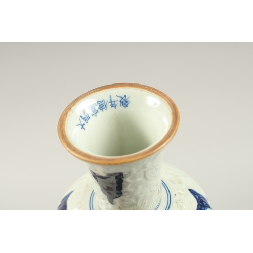 142 - A CHINESE BLUE AND WHITE DRAGON STEM CUP. 17cms high.