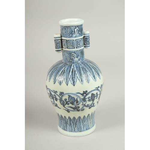 153 - A CHINESE BLUE AND WHITE TWIN RING HANDLE VASE. 25cms high.