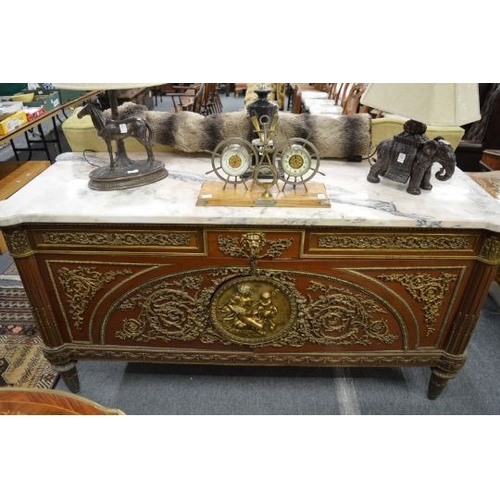 6 - A VERY GOOD MAHOGANY AND ORMOLU MOUNTED MARBLE TOP COMMODE. 80cms long.