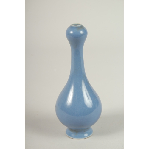 92 - A ROBIN'S EGG STRAIGHT NECK VASE. 16cms high.