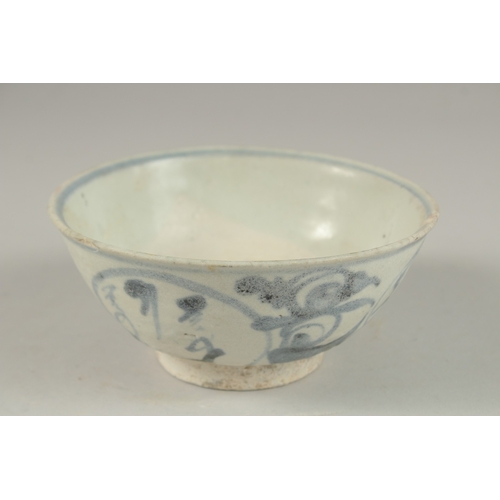 1012 - A CHINESE VUNG TAU CARGO BLUE AND WHITE PORCELAIN BOWL, 14cm diameter.