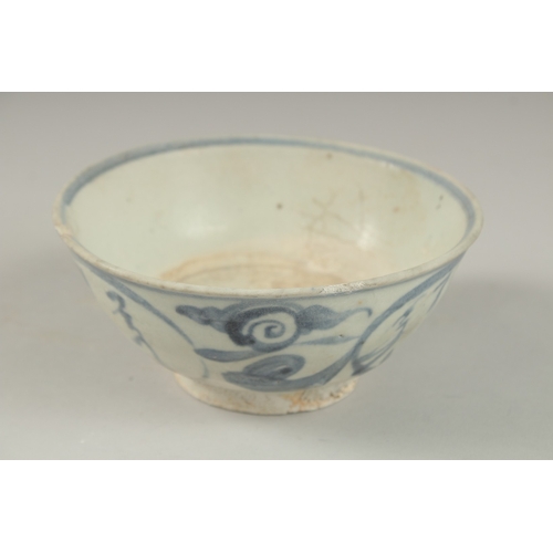 1012 - A CHINESE VUNG TAU CARGO BLUE AND WHITE PORCELAIN BOWL, 14cm diameter.