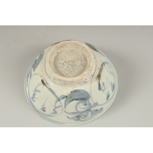 1012 - A CHINESE VUNG TAU CARGO BLUE AND WHITE PORCELAIN BOWL, 14cm diameter.