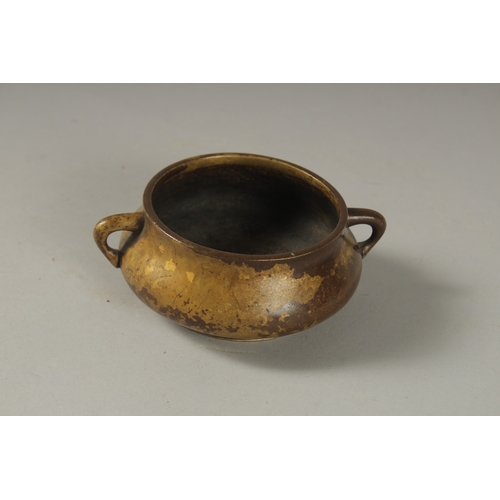 1046 - A GOOD SMALL 18TH CENTURY CIRCULAR BRONZE TWIN HANDLE CENSER, Kangxi mark to base, 10cm diameter.