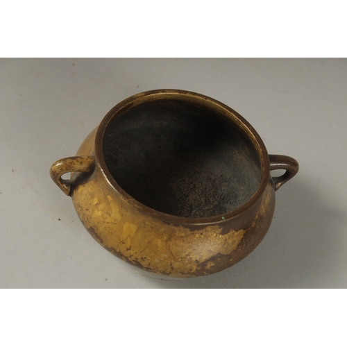 1046 - A GOOD SMALL 18TH CENTURY CIRCULAR BRONZE TWIN HANDLE CENSER, Kangxi mark to base, 10cm diameter.