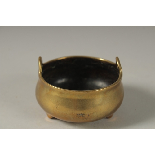 1047 - A SMALL 18TH CENTURY BRONZE CIRCULAR TWIN HANDLE CENSER, mark to base, 7cm diameter.