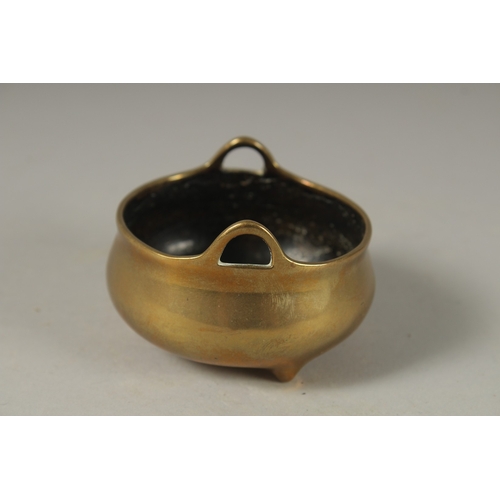 1047 - A SMALL 18TH CENTURY BRONZE CIRCULAR TWIN HANDLE CENSER, mark to base, 7cm diameter.