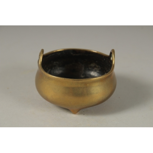 1047 - A SMALL 18TH CENTURY BRONZE CIRCULAR TWIN HANDLE CENSER, mark to base, 7cm diameter.