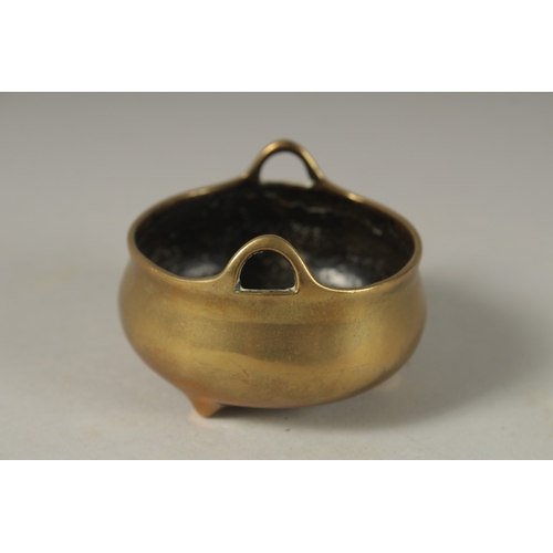 1047 - A SMALL 18TH CENTURY BRONZE CIRCULAR TWIN HANDLE CENSER, mark to base, 7cm diameter.