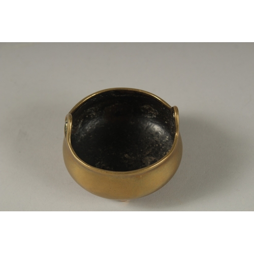 1047 - A SMALL 18TH CENTURY BRONZE CIRCULAR TWIN HANDLE CENSER, mark to base, 7cm diameter.