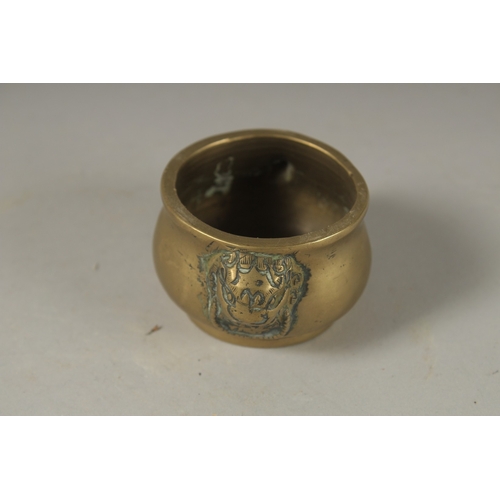 1048 - A MINIATURE 18TH CENTURY BRONZE CENSER, with lion ring handles, 5cm diameter.