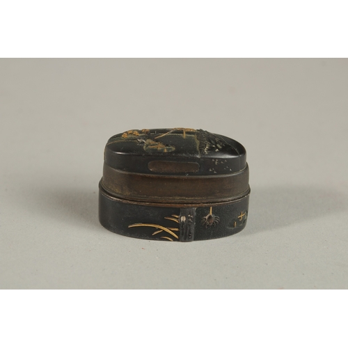 1067 - A FINE JAPANESE GOLD INLAID FUCHI KASHIRA FOR KATANA, the box decorated with a small mouse and spide... 