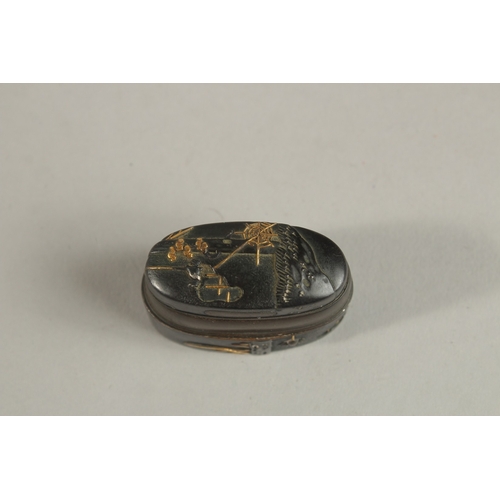 1067 - A FINE JAPANESE GOLD INLAID FUCHI KASHIRA FOR KATANA, the box decorated with a small mouse and spide... 