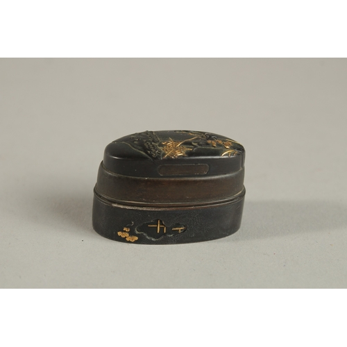 1067 - A FINE JAPANESE GOLD INLAID FUCHI KASHIRA FOR KATANA, the box decorated with a small mouse and spide... 