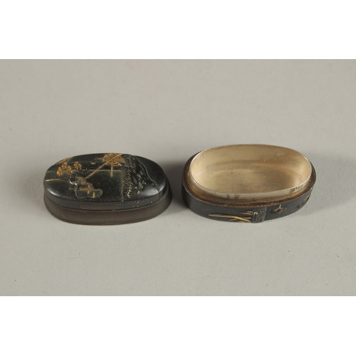 1067 - A FINE JAPANESE GOLD INLAID FUCHI KASHIRA FOR KATANA, the box decorated with a small mouse and spide... 