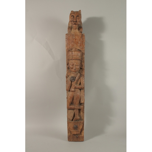 1271 - A LARGE CARVED WOOD FIGURAL POST, with carved cat to the top, 68cm long.