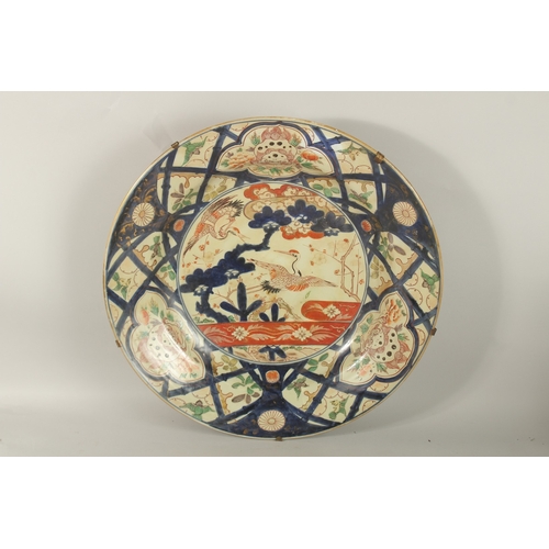 1289 - A VERY LARGE 19TH CENTURY JAPANESE IMARI PORCELAIN CHARGER, painted with a central panel of cranes a... 