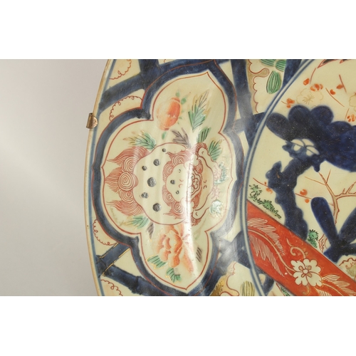 1289 - A VERY LARGE 19TH CENTURY JAPANESE IMARI PORCELAIN CHARGER, painted with a central panel of cranes a... 