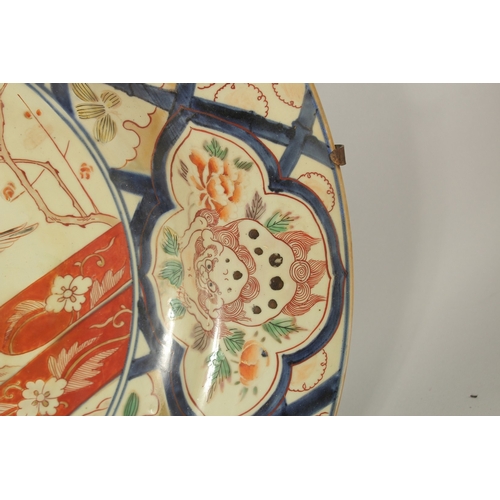 1289 - A VERY LARGE 19TH CENTURY JAPANESE IMARI PORCELAIN CHARGER, painted with a central panel of cranes a... 