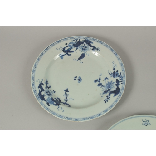 10 - FIVE CHINESE BLUE AND WHITE PORCELAIN PLATES, (5).