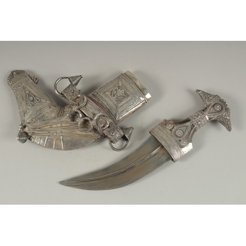 101 - A FINE LATE 19TH-EARLY 20TH CENTURY ARAB OMANI JAMIBIYA DAGGER, with silver mounted horn handle and ... 