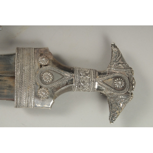 101 - A FINE LATE 19TH-EARLY 20TH CENTURY ARAB OMANI JAMIBIYA DAGGER, with silver mounted horn handle and ... 