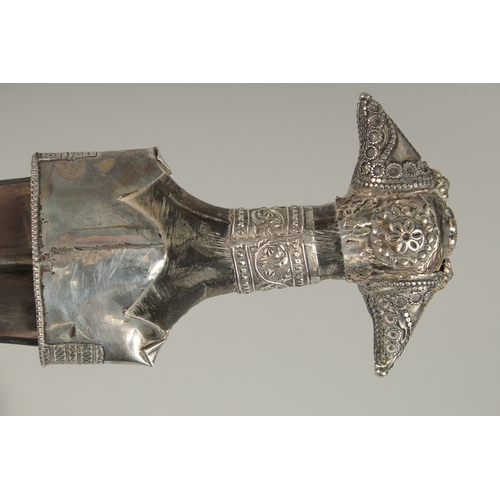 101 - A FINE LATE 19TH-EARLY 20TH CENTURY ARAB OMANI JAMIBIYA DAGGER, with silver mounted horn handle and ... 