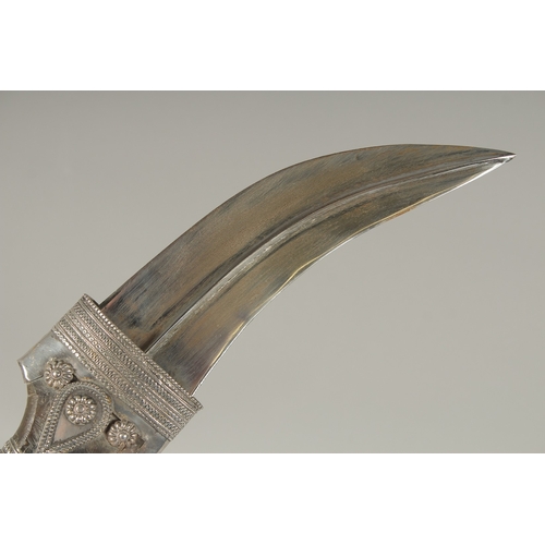 101 - A FINE LATE 19TH-EARLY 20TH CENTURY ARAB OMANI JAMIBIYA DAGGER, with silver mounted horn handle and ... 