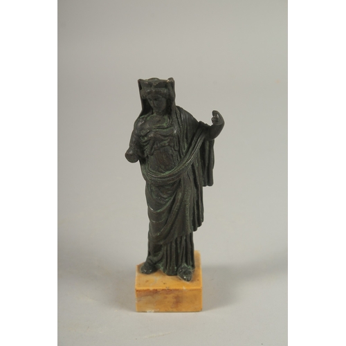 104 - A VERY FINE 19TH CENTURY GRAND TOUR OR POSSIBLY ANCIENT ROMAN STYLE BRONZE FIGURE OF A LADY, mounted... 