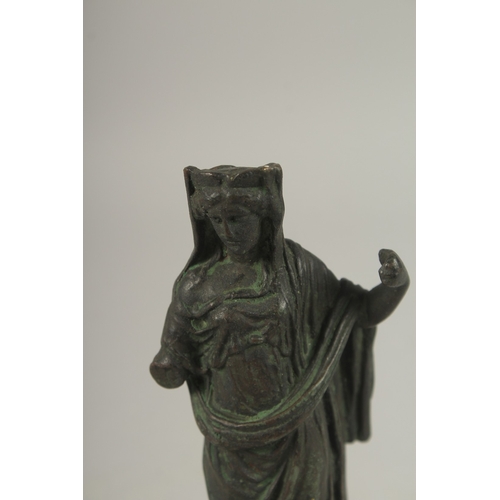 104 - A VERY FINE 19TH CENTURY GRAND TOUR OR POSSIBLY ANCIENT ROMAN STYLE BRONZE FIGURE OF A LADY, mounted... 